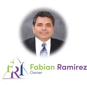 Retrato de Fabian Ramirez, dueño de la compañía, junto al logotipo.