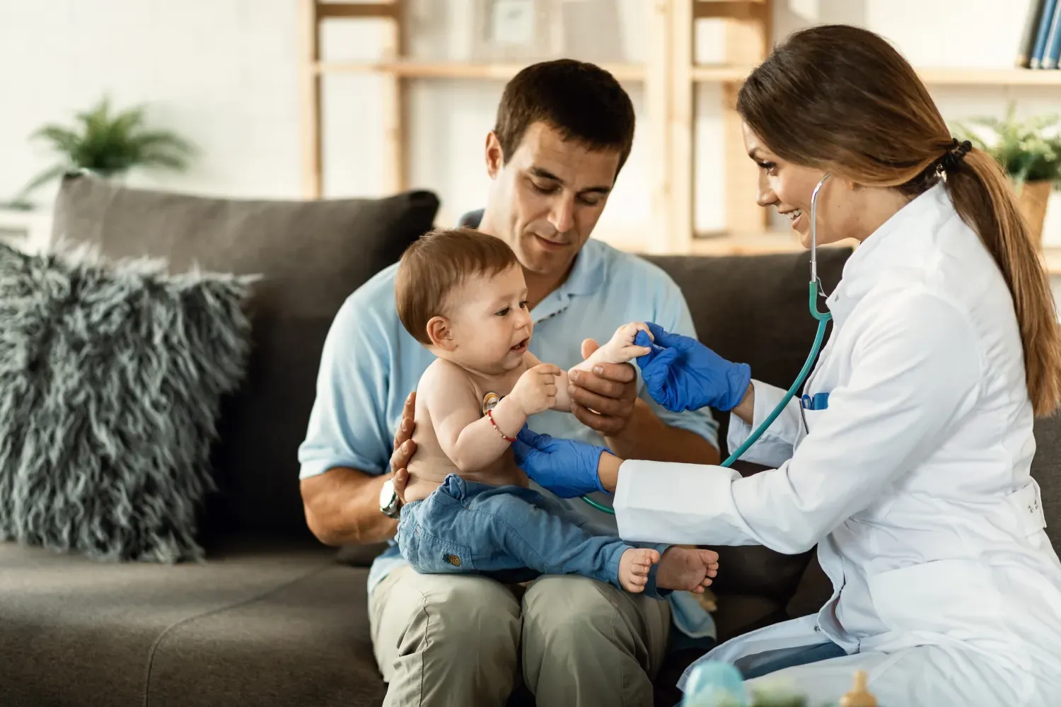 Médica escuchando el corazón de un niño con un estetoscopio durante una consulta